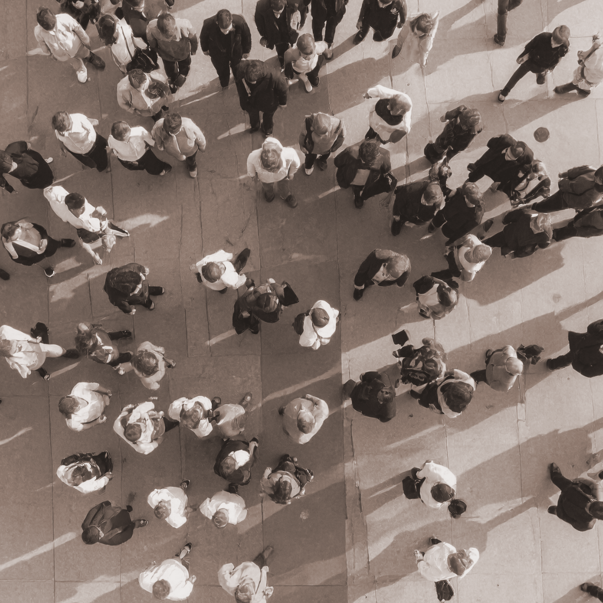 Eine Menschenmenge aus der Vogelperspektive, geschäftige Atmosphäre.